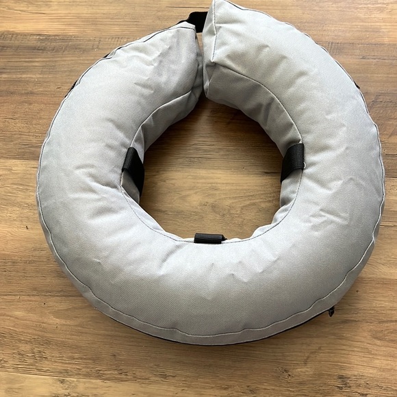 Inflatable Collar for dogs. Size Medium. Fits Neck Size: 15-30 inches. NWOT - Picture 1 of 6